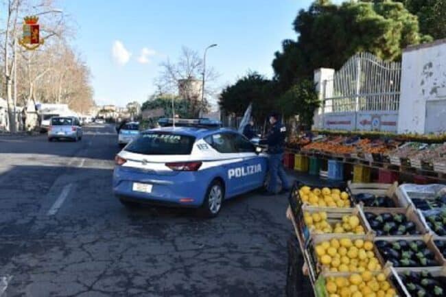 Catania, abusivismo in via Acquicella: tra minacce con coltelli e prodotti venduti illegalmente