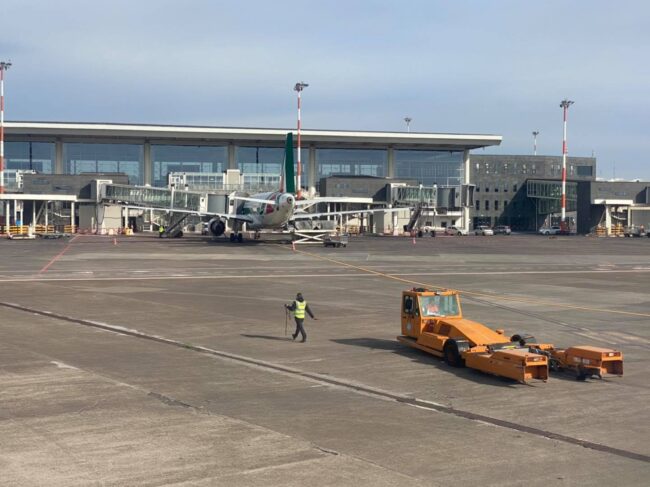 Etna in eruzione, cenere e fumo: la situazione all’aeroporto di Catania