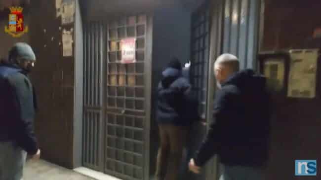 Catania, arresti nel clan Cursoti-Milanesi dopo una spedizione punitiva: trovate armi e cocaina – VIDEO della perquisizione