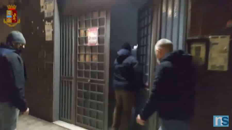 Catania, arresti nel clan Cursoti-Milanesi dopo una spedizione punitiva: trovate armi e cocaina – VIDEO della perquisizione