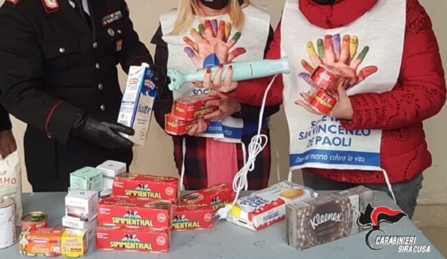 Catanesi “in trasferta” rubano in diversi supermercati della città: la merce donata alla Caritas, i due ai domiciliari