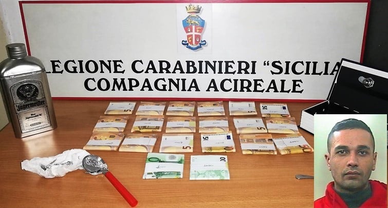 Viagrande, pusher nasconde “tesoro” della droga e soldi in casa: arrestato