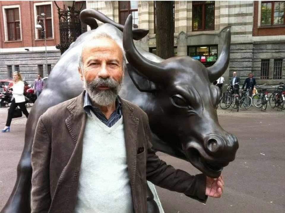 Addio al maestro Arturo Di Modica, autore della scultura simbolo di Wall Street: proclamato lutto cittadino a Vittoria