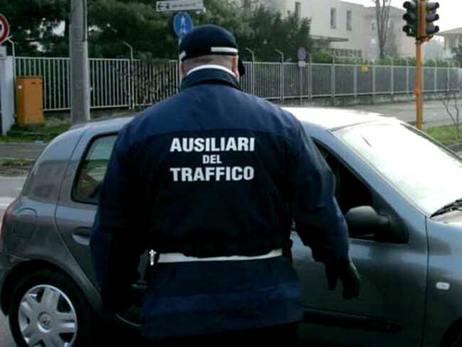 Auto in doppia fila, ausiliario del traffico lo multa e lui lo picchia a sangue: violenta aggressione in piazza Don Bosco