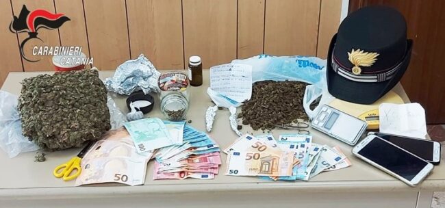 Fratelli di Aci Catena con la passione per lo spaccio: oltre mezzo chilo di marijuana nell’armadio, arrestati