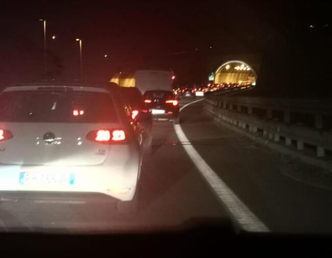 Sicilia zona gialla. Domenica al mare, gite fuori porta e passeggiate al centro: è caos in autostrada