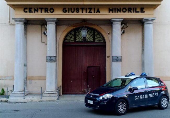 Violenta rissa in via Libertà: denunciati 13 minorenni, botte da orbi tra 14enni per “amore”