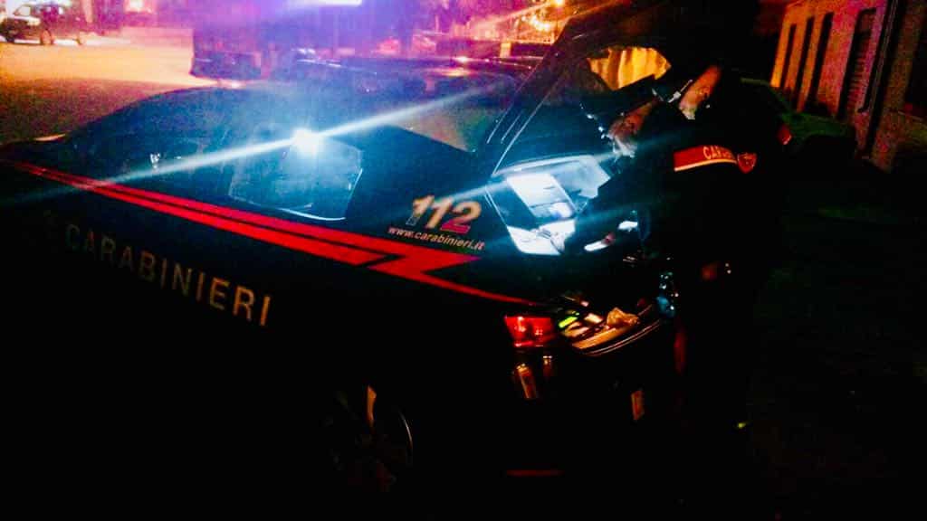 Ubriaco si schianta contro il guardrail, intervengono i carabinieri e li aggredisce: arrestato 36enne