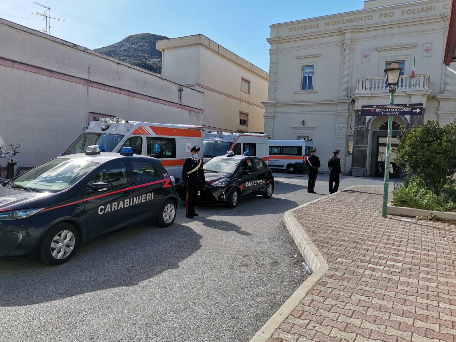 Si barrica in casa e minaccia di suicidarsi agitando due coltelli da cucina: donna “salvata” dai carabinieri