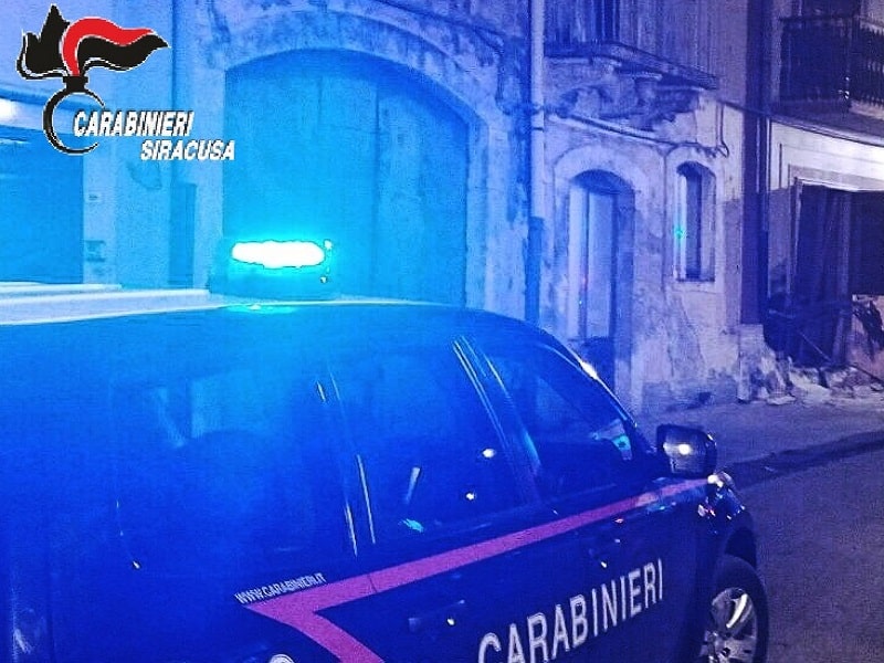 Trovato con droga tenta di fuggire e aggredisce carabinieri: ai domiciliari 29enne