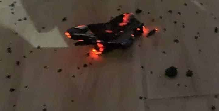 Eruzione dell’Etna, sul web la foto di un presunto lapillo ardente ma si tratta di un fake: “Legno carbonizzato”