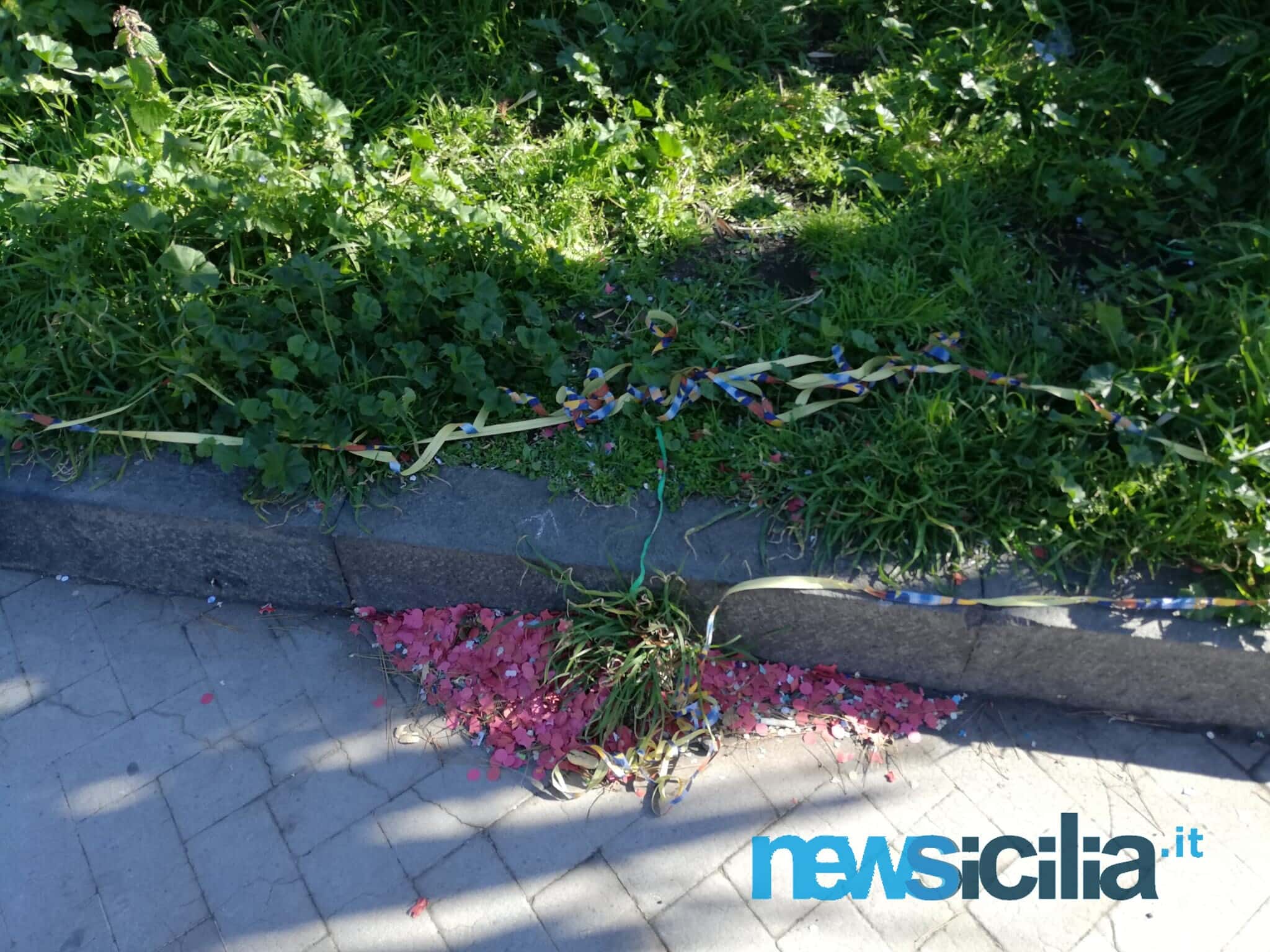 Catania, in piazza Europa si “festeggia” la zona gialla: coriandoli di Carnevale gettati sugli spazi verdi – FOTO