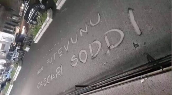 Eruzione dell’Etna, è ora di pulire: “Non putevunu cascari soddi?”, le scritte più assurde inventate dai catanesi – FOTO