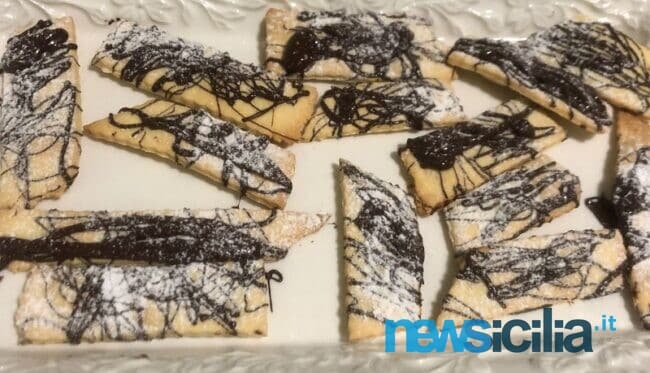 Chiacchiere di Carnevale fatte in casa: al forno o ripiene, dal cioccolato al pistacchio – RICETTA e SEGRETI
