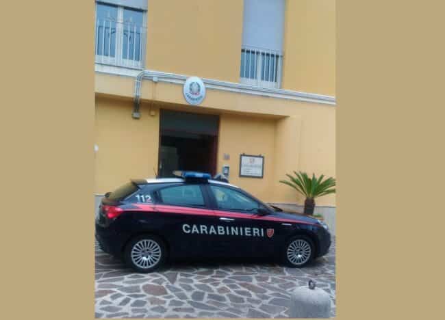 Accecato dalla gelosia incendia l’auto del nuovo compagno dell’ex fidanzata: arrestato 29enne