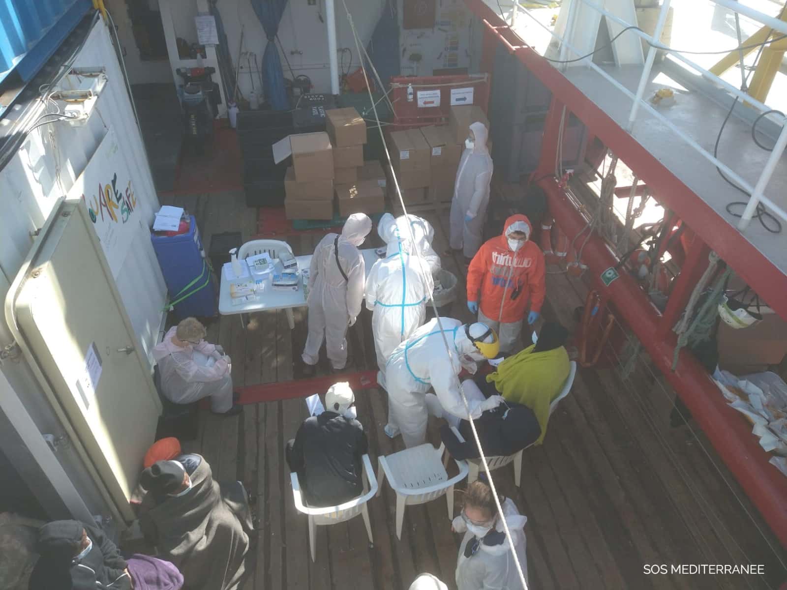 Ocean Viking, in Sicilia proseguono i tamponi: quarantena di 14 giorni per migranti ed equipaggio