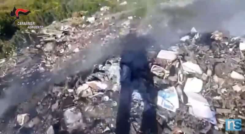 Discarica abusiva in un terreno privato, trovati rifiuti pericolosi: un uomo li stava bruciando, denunciato – VIDEO