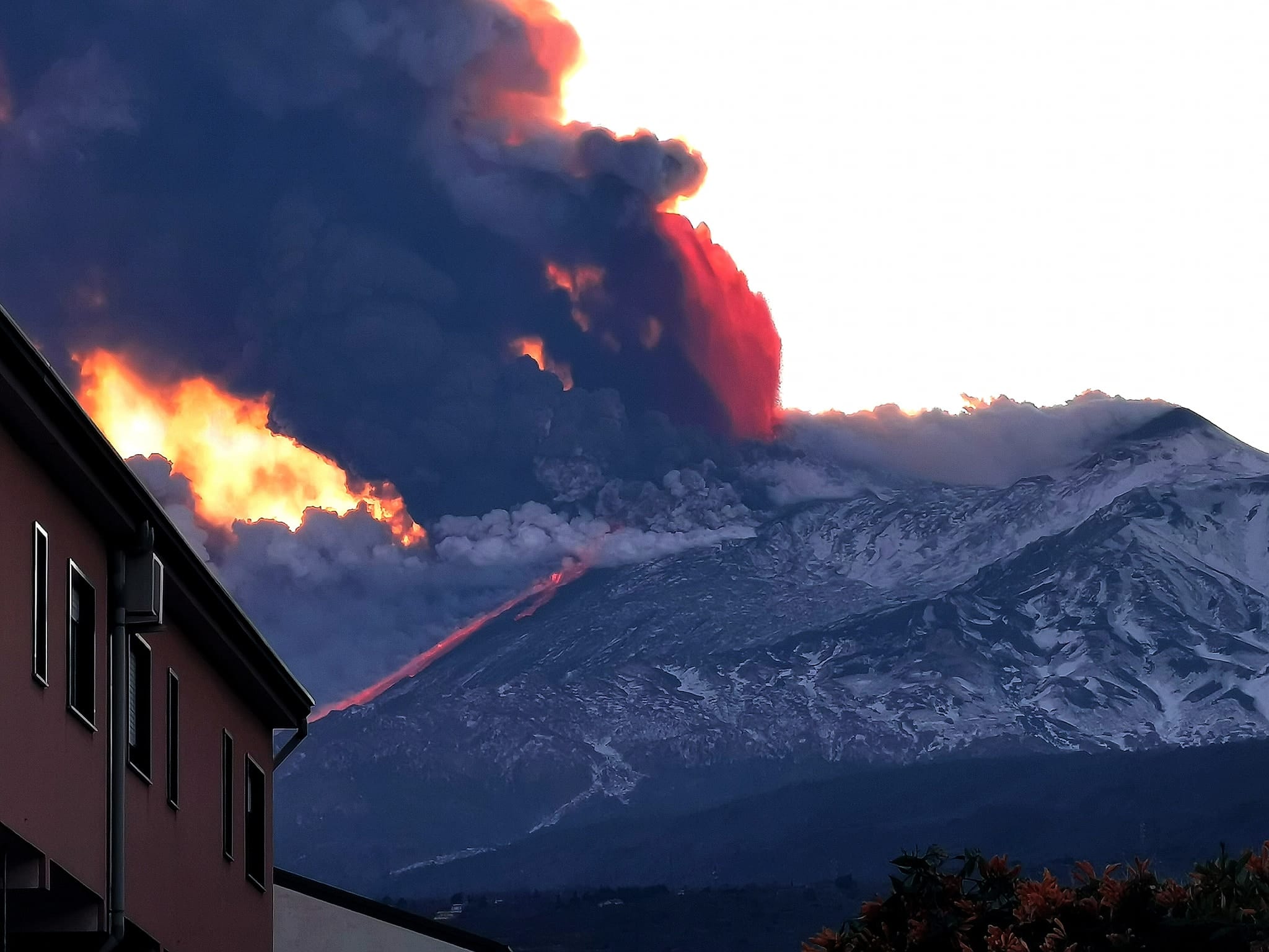 Etna in eruzione, Catania e provincia con il naso all’insù: “Mai vista così, una lava incredibile” – FOTO e VIDEO