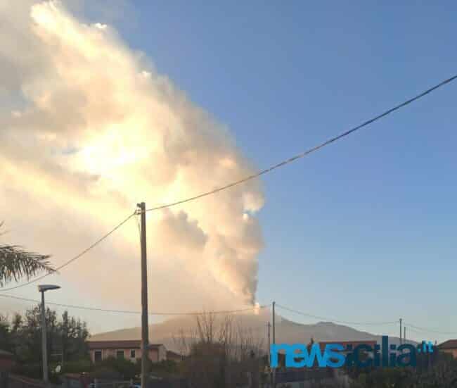 Eruzione Etna, cessata l’attività esplosiva al cratere di Sud-est: continua quella intra-craterica