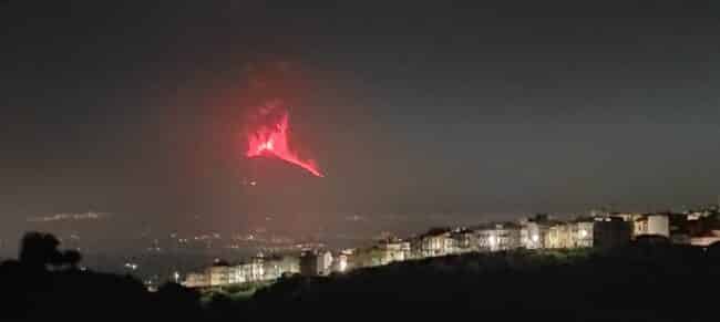 Etna, spettacolo nella notte: fontane di lava alte un chilometro, intensa colonna di cenere. Avviso di criticità della Protezione civile
