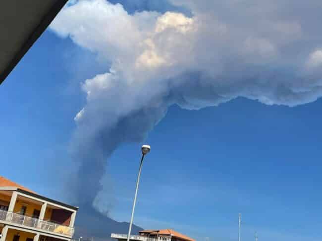 Etna, l’eruzione è terminata ma la lava continua a colare e cade ancora cenere – i DETTAGLI dall’INGV