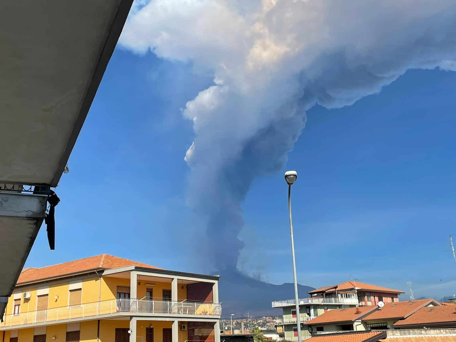 Etna in eruzione, caduta di cenere e lapilli su Zafferana: allerta rossa del VONA – FOTO e VIDEO in DIRETTA