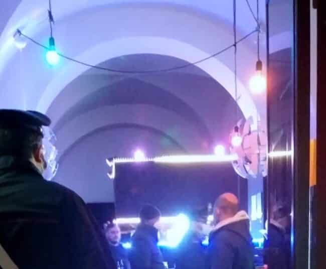 Catania, serrati controlli della municipale: chiuso noto pub in via Coppola e sanzionati 2 venditori ambulanti