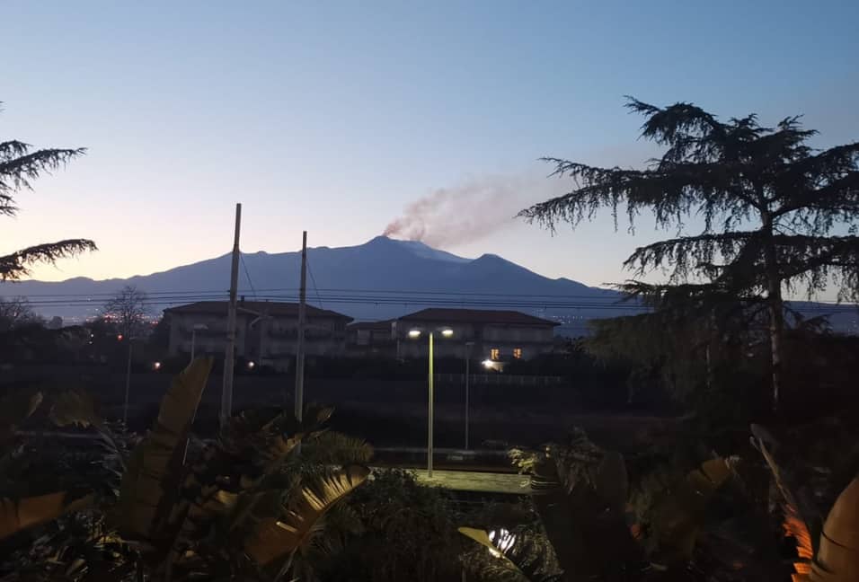 Sant’Agata, l’Etna saluta la Patrona di Catania: fumo e lava dai crateri all’imbrunire del 4 febbraio