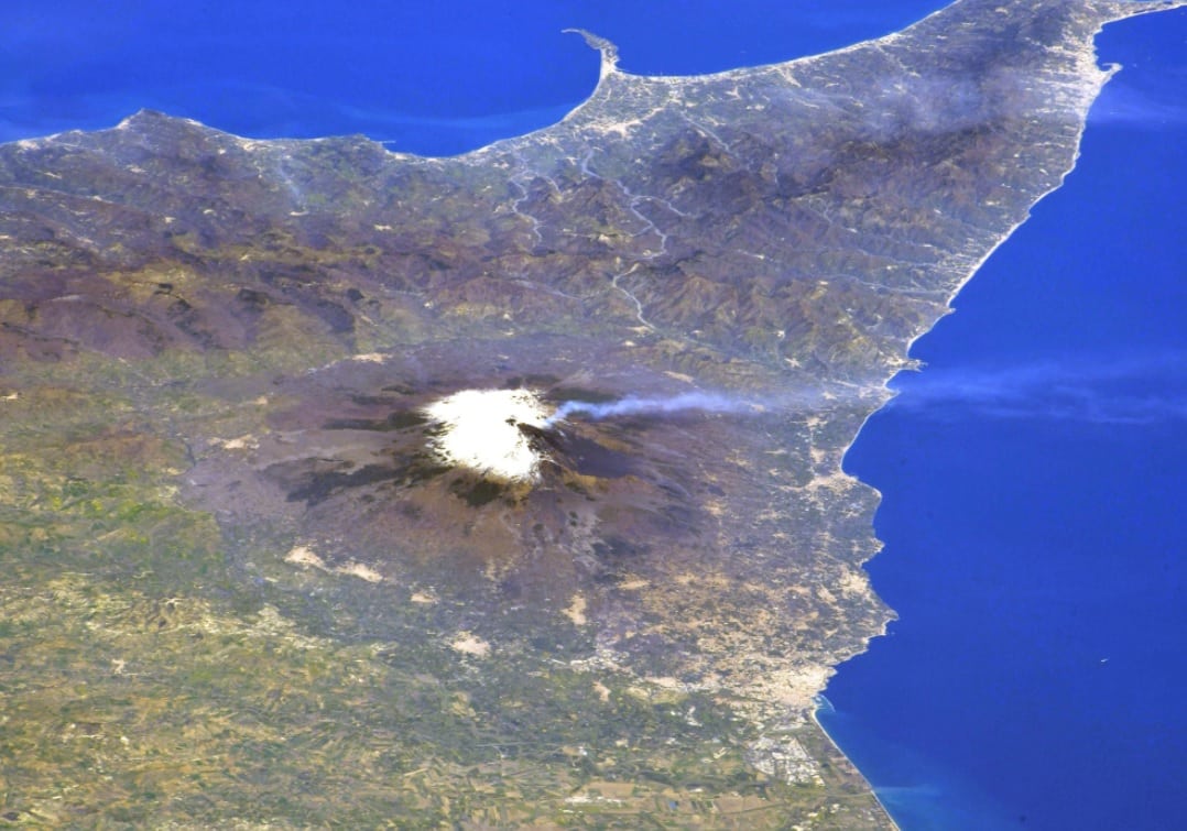 L’Etna vista dalla ISS, lo scatto “spaziale” dell’astronauta giapponese fa il giro del web: “Sembra il monte Fuji”