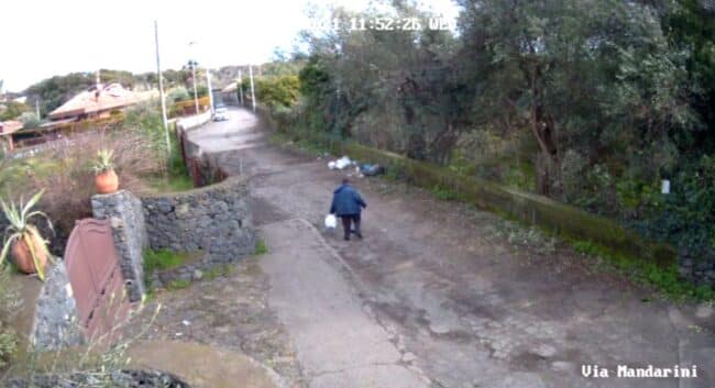 Rifiuti ad Aci Sant’Antonio, videosorveglianza per stanare sporcaccioni. Caruso: “Non si tratta solo di repressione”