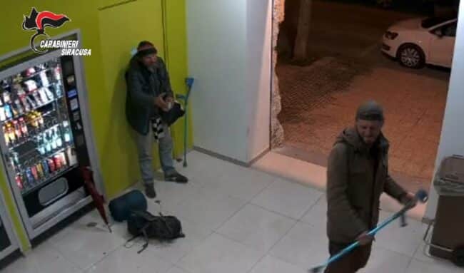 Spranga in mano per distruggere distributori automatici: colpevoli due stranieri, li “becca” la videosorveglianza – le FOTO