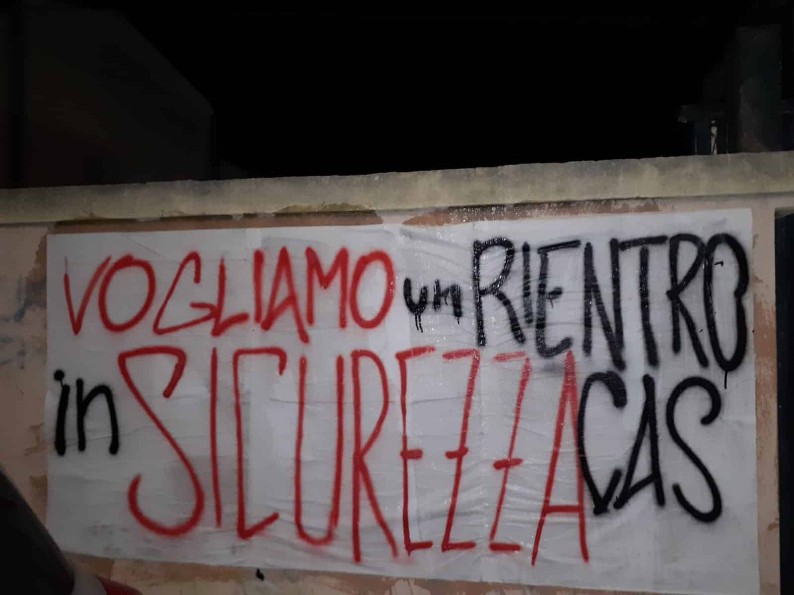 Catania, “vogliamo un rientro in sicurezza”: primo giorno di scuola in presenza tra striscioni e petizione – Le FOTO