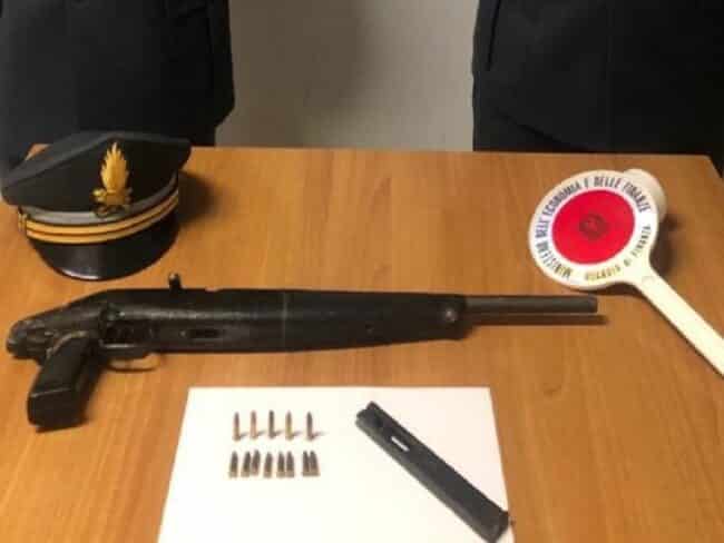Carabina Beretta 22 utilizzata per minacciare una coppia: ai domiciliari 47enne nel Ragusano