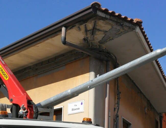 Via Stocco, sostituito il palo di illuminazione pubblica mancante. Nauta: “Finalmente”