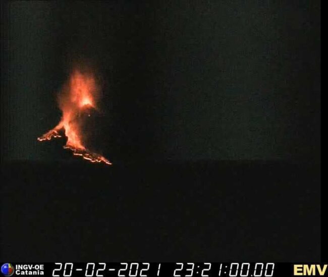 Catania, eruzione dell’Etna nella notte: potentissime fontane di lava – i MOMENTI salienti e il VIDEO
