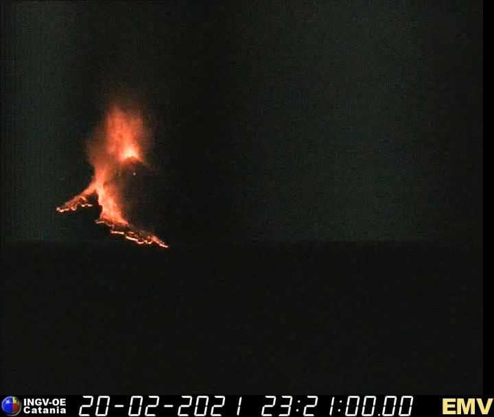 Catania, eruzione dell’Etna nella notte: potentissime fontane di lava – i MOMENTI salienti e il VIDEO