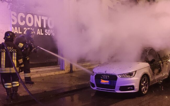 Auto in fiamme nella notte, intervengono i vigili del fuoco: ipotesi origine dolosa – FOTO