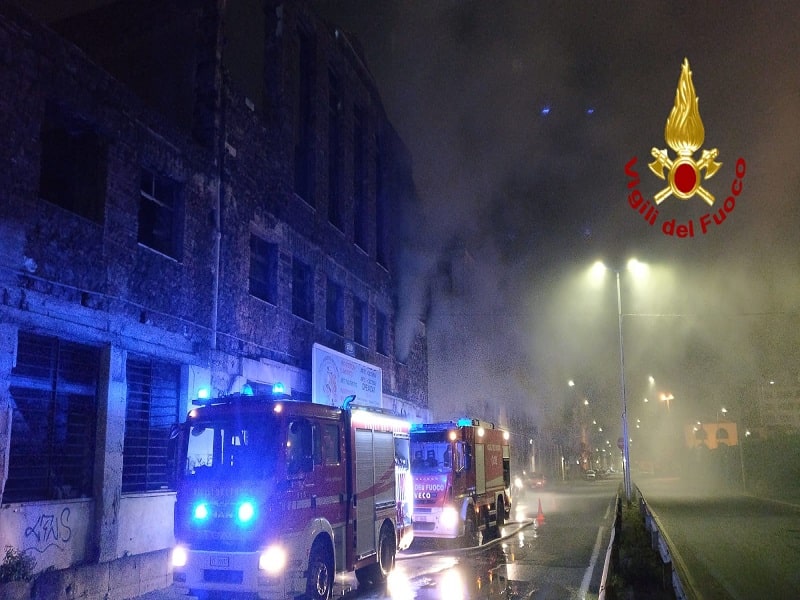 Catania, incendio in un edificio di via Cristoforo Colombo: intervento in corso – FOTO e VIDEO