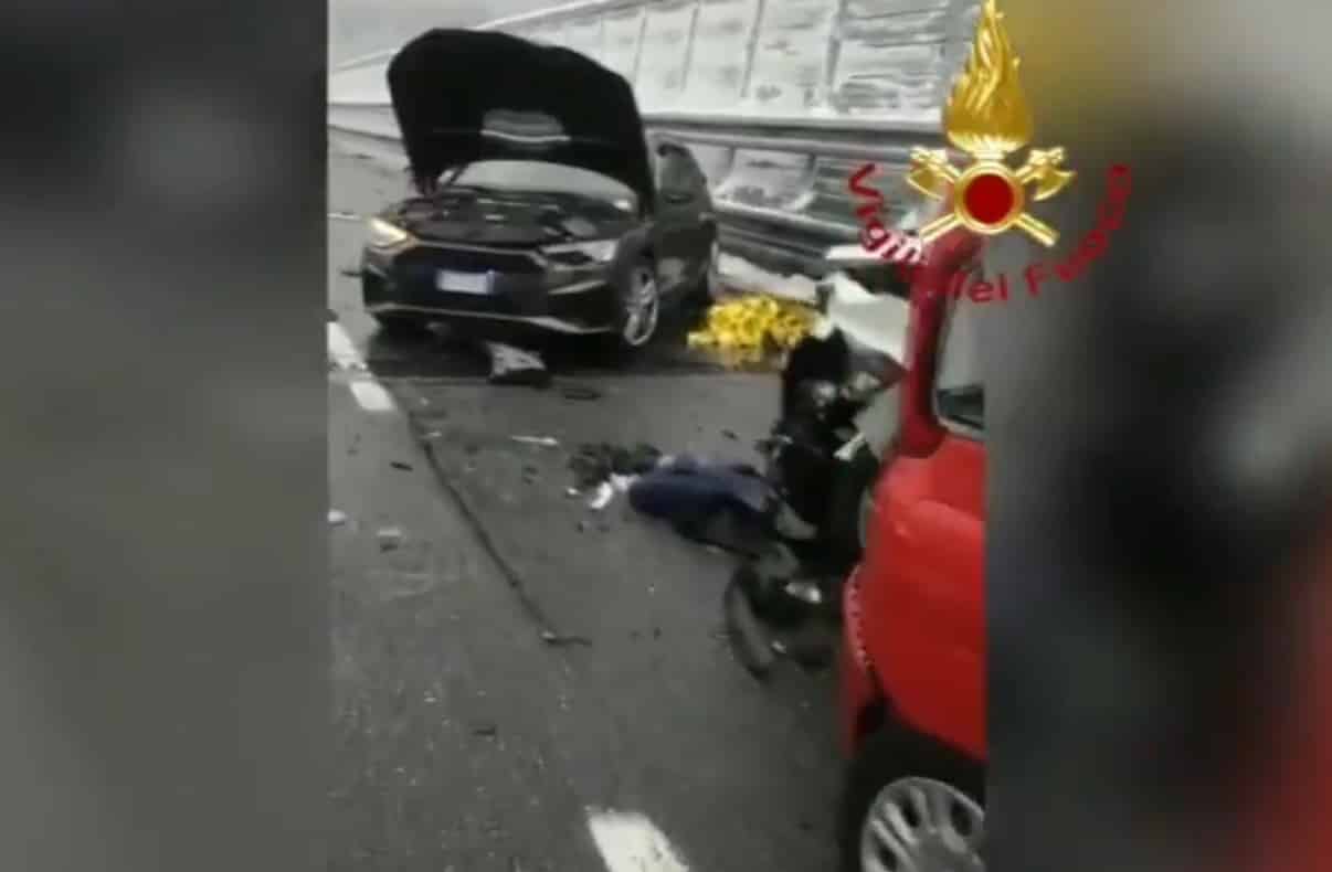 Inferno in autostrada, maxi incidente per asfalto ghiacciato coinvolge 25 mezzi: 2 morti e 30 feriti. Il VIDEO dei vigili del fuoco lungo la A32 Torino-Bardonecchia