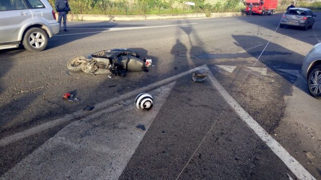 Incidente sulla Pachino-Noto, schianto auto-scooter: esplode il lunotto della macchina. Due i feriti