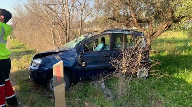 Paura sulla Statale 115, auto esce di strada e si ribalta: ferito giovane