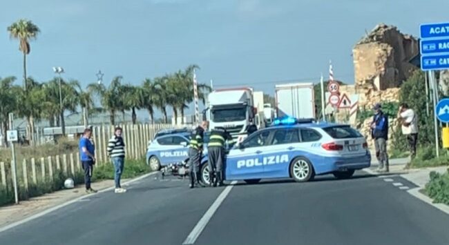 Grave incidente nel Ragusano: schianto tra auto e moto, ferito il centauro