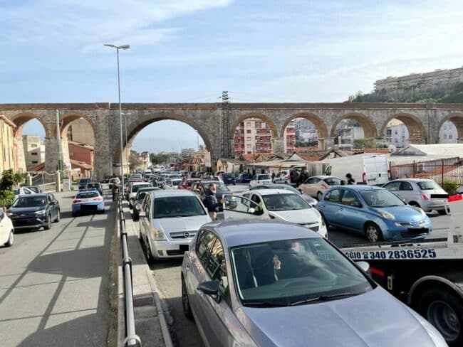 Incidente in viale Europa, scontro tra 5 mezzi. Una moto coinvolta: centauro in ospedale