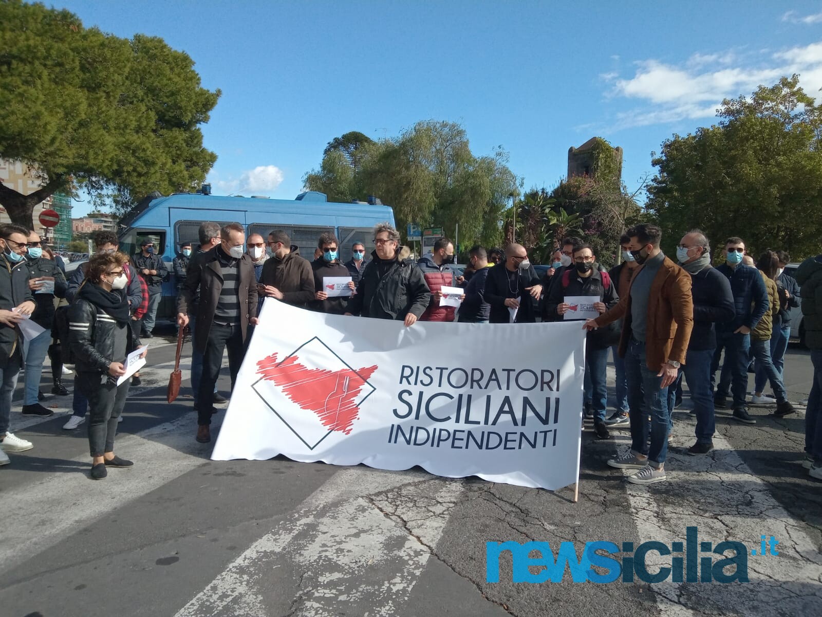 Catania, 300 ristoratori manifestano in piazza: “Liberateci, vogliamo lavorare. Vogliamo il nostri diritto al lavoro”