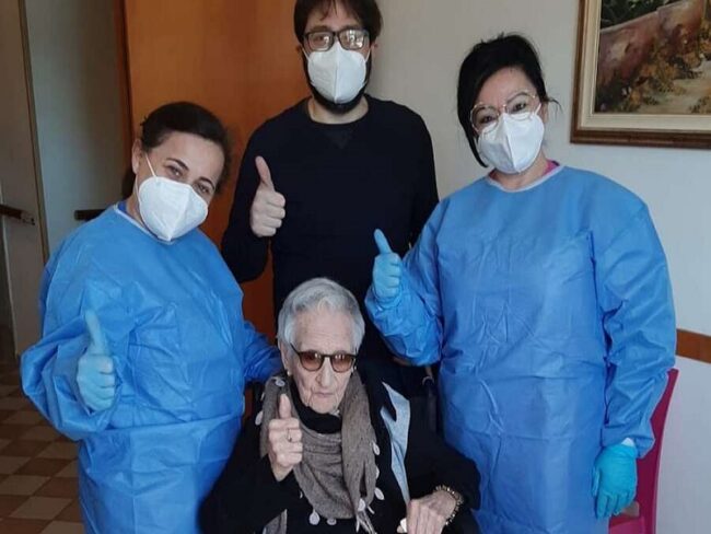 Vaccino anti-Covid a donna di 107 anni: la signora Maria è la paziente più longeva vaccinata in Sicilia finora