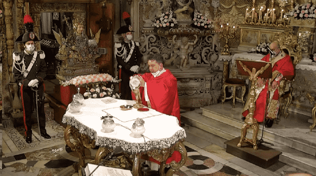 Sant’Agata 2021, la Messa dell’Aurora e i devoti dietro uno schermo: tra nostalgia e speranza. “Cittadini, semu tutti devoti tutti?”