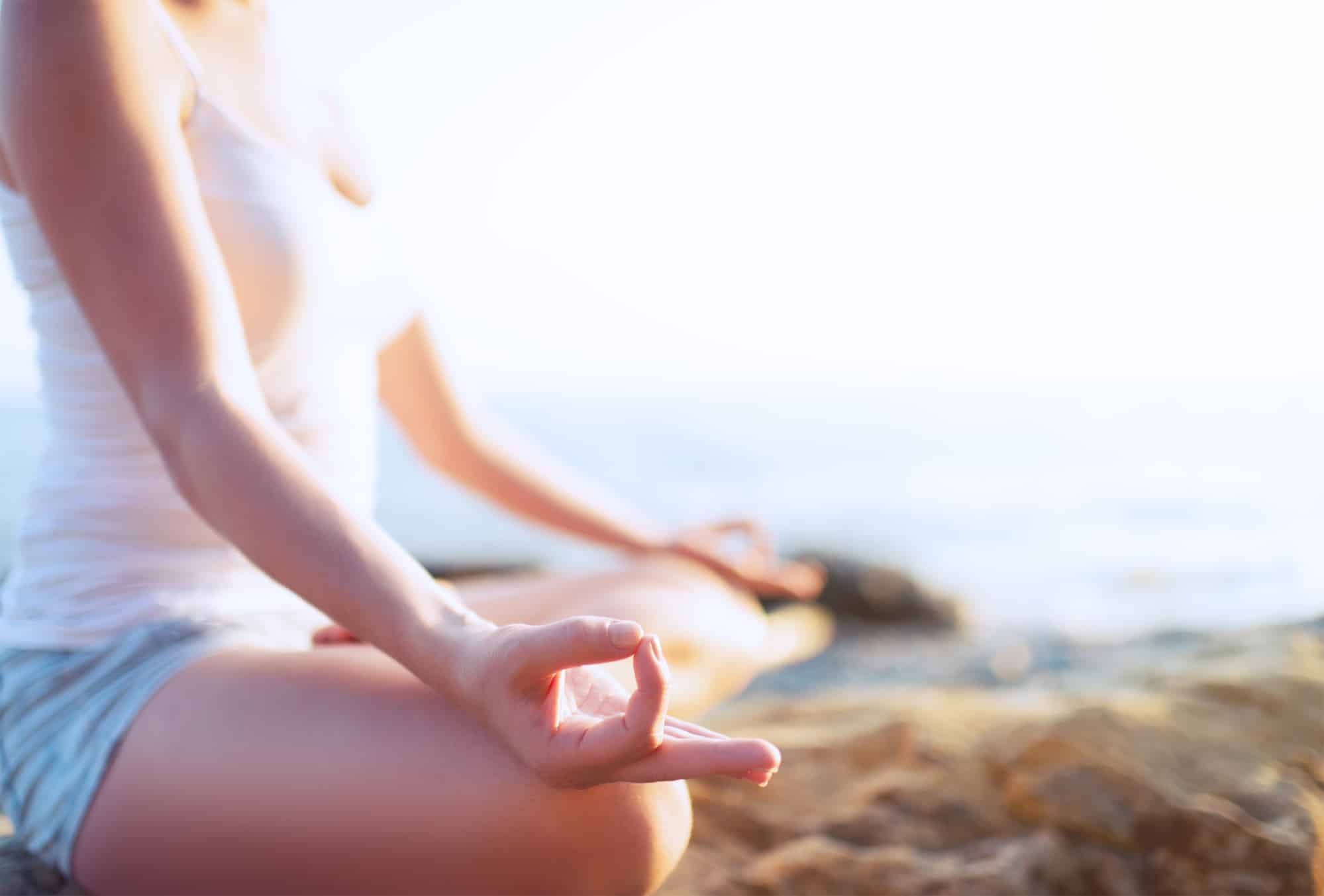 Alla scoperta dei Mudra, lo yoga delle mani: le principali posizioni e tutti i benefici – VIDEO
