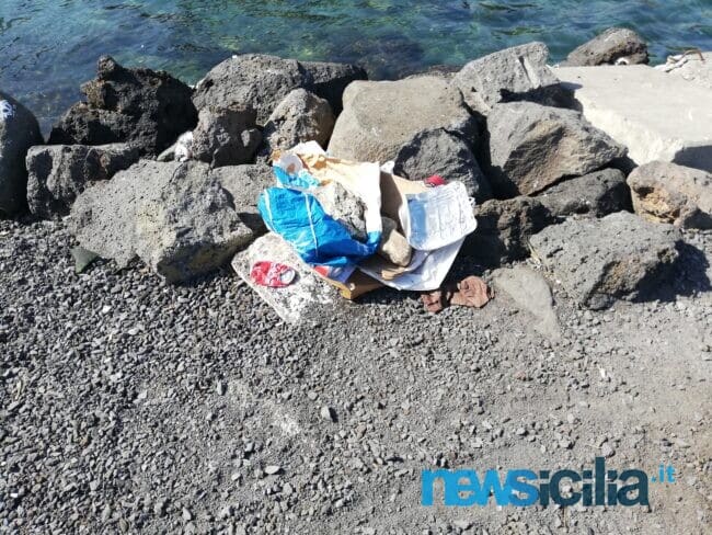Ognina non è più “munnizza free”, gli incivili della zona gialla sporcano ancora il porto – FOTO