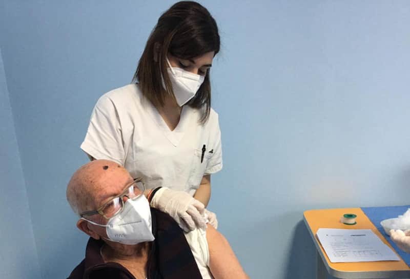 Vaccinazione over 80 in Sicilia, “Cento anni e non sentirli”: Orazio Buonafede il più anziano che ha dato inizio alla campagna
