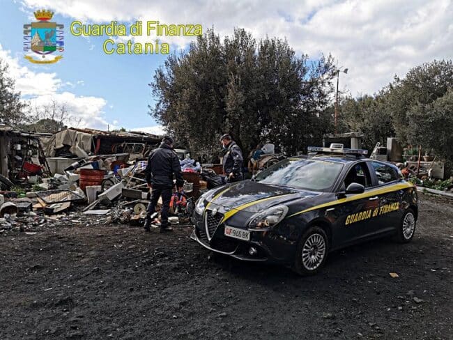 Rifiuti pericolosi, fumarole e animali in cattive condizioni: nel Catanese sequestrate discarica e strutture abusive